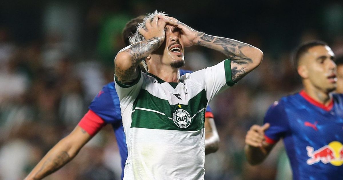 Com um a menos, Coritiba perde no fim para o Bragantino no Couto