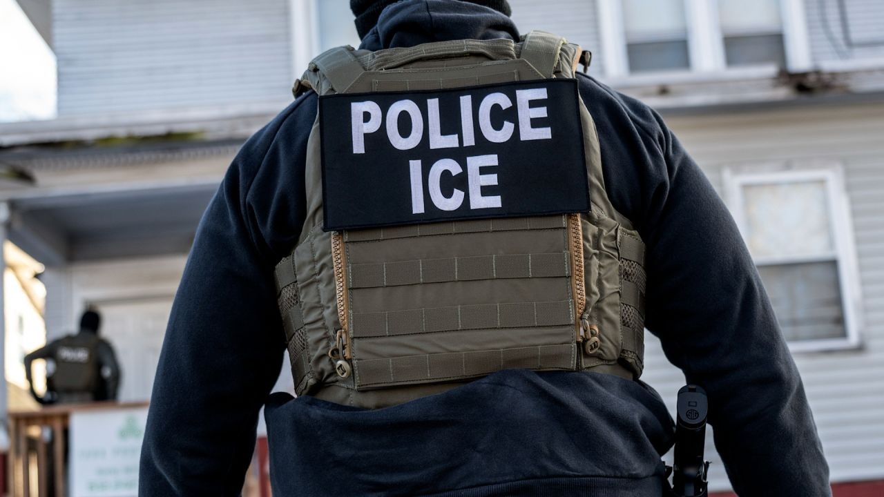 Equador protesta após tentativa de invasão de agente do ICE a consulado