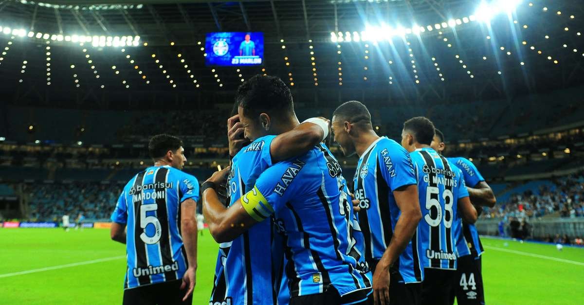 Grêmio aproveita expulsão, vence Atlético-MG e mira Gre-Nal 450