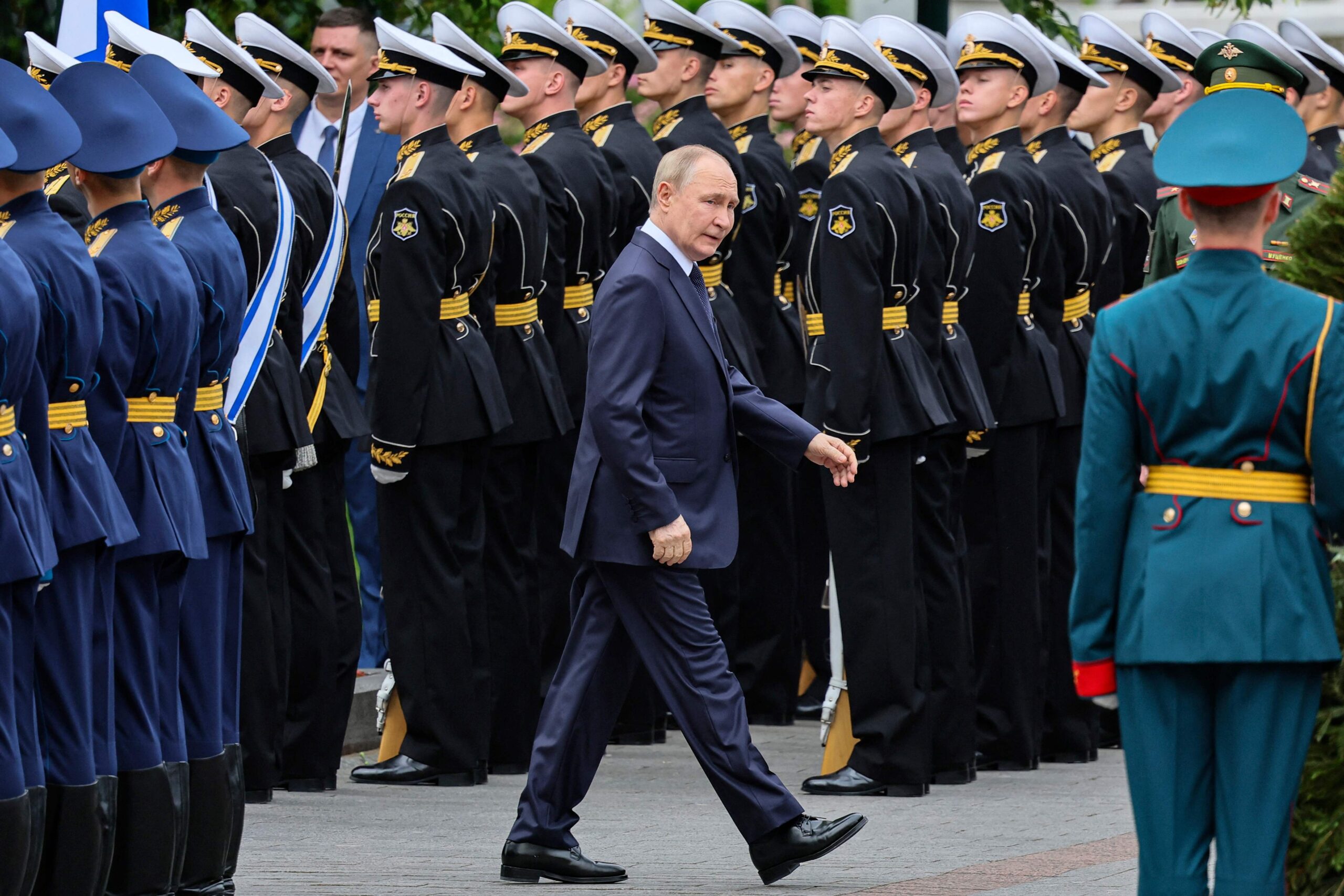 Após quatro anos de guerra, isolamento de Putin se aprofunda