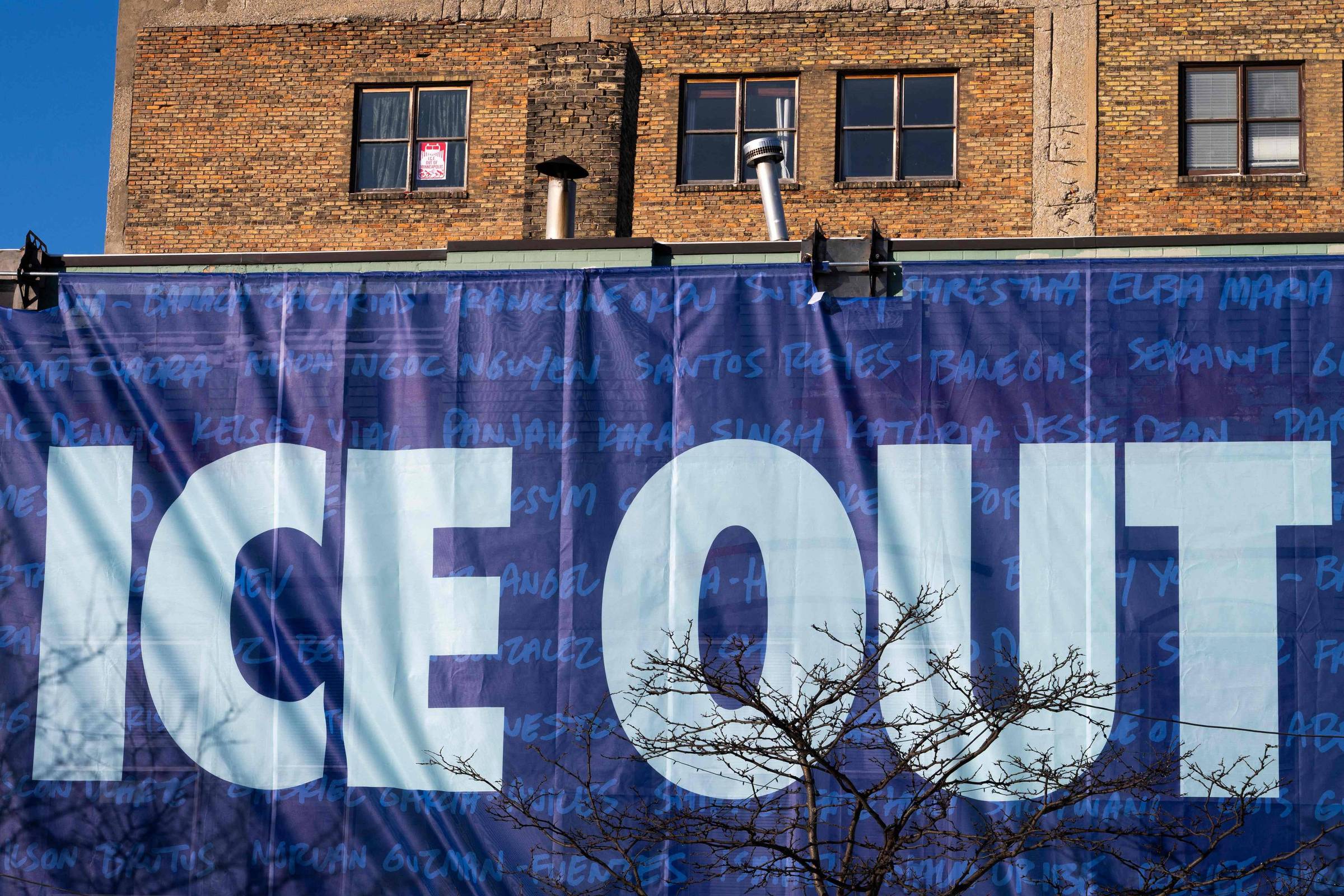 Trump encerra operação do ICE em Minnesota após mortes e protestos