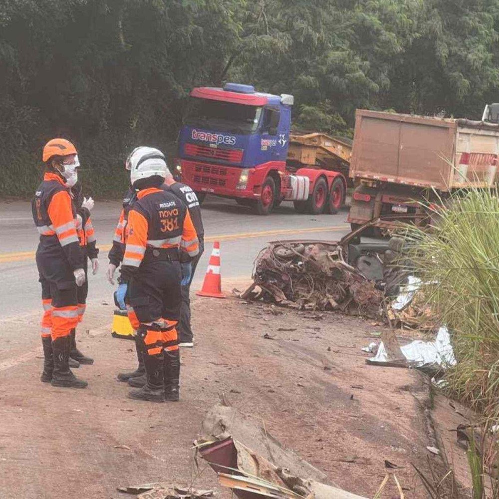 Colisão frontal na BR-381 em Santa Luzia deixa três mortos