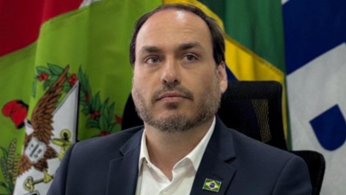 Carlos Bolsonaro acena ao PSD e pressiona PL por vaga ao Senado em SC