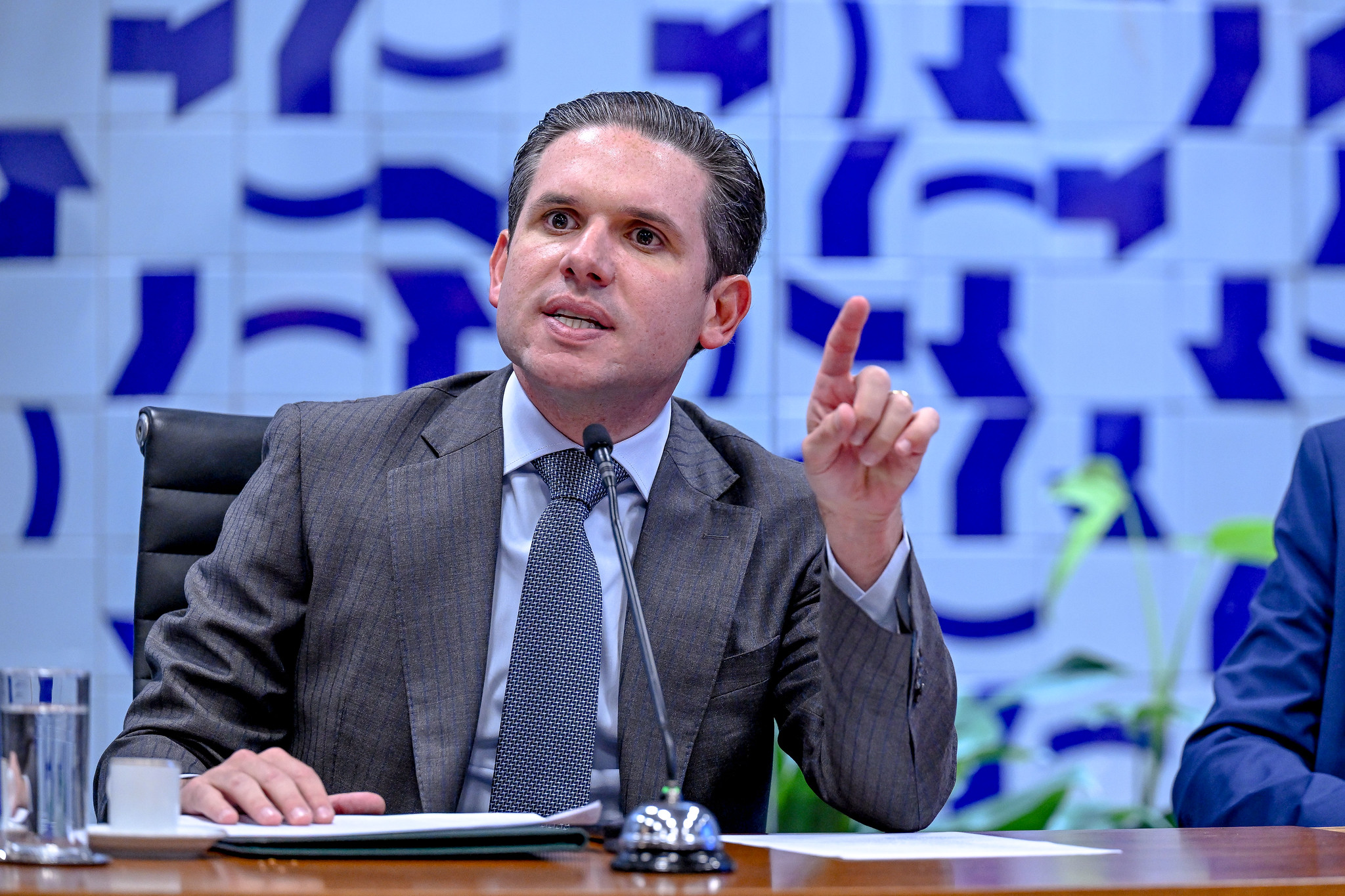 PEC que pode extinguir escala 6×1 avança na Câmara