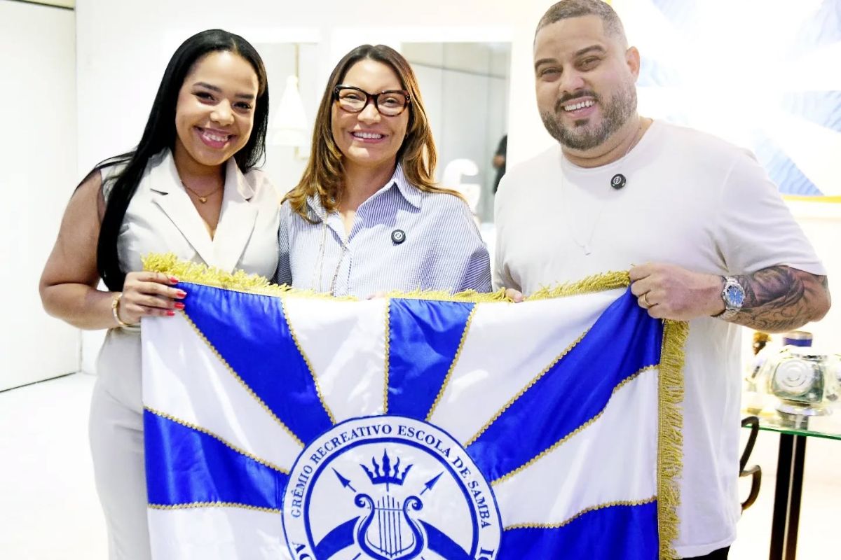 Janja usa voo da FAB para visitar escola de samba que homenageia Lula