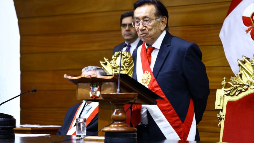 Congresso do Peru elege José Balcázar presidente interino após queda de Jerí