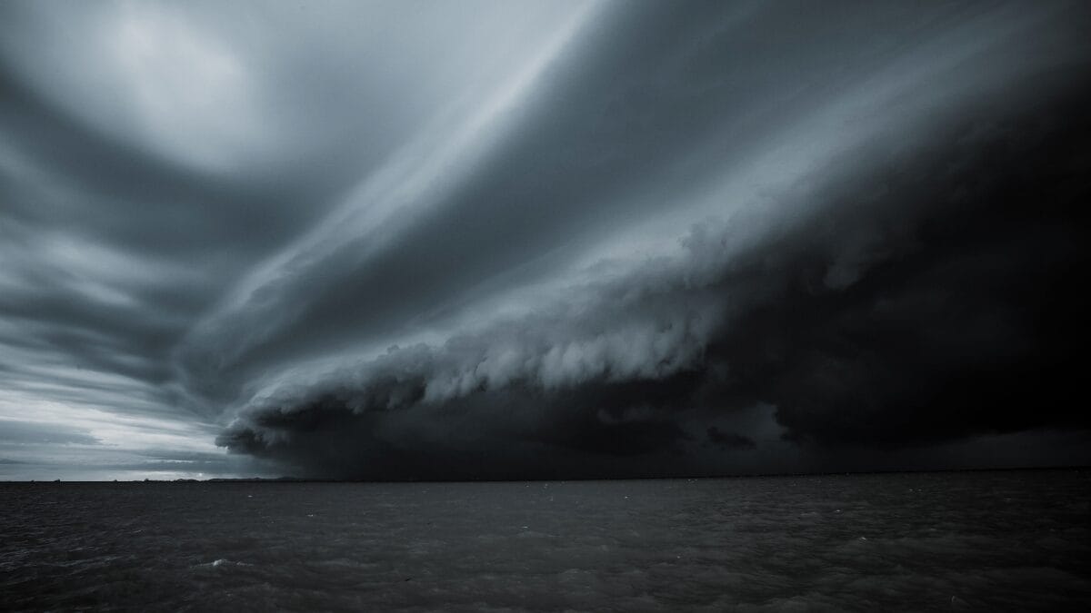 Inmet emite alerta laranja de tempestade para cinco estados