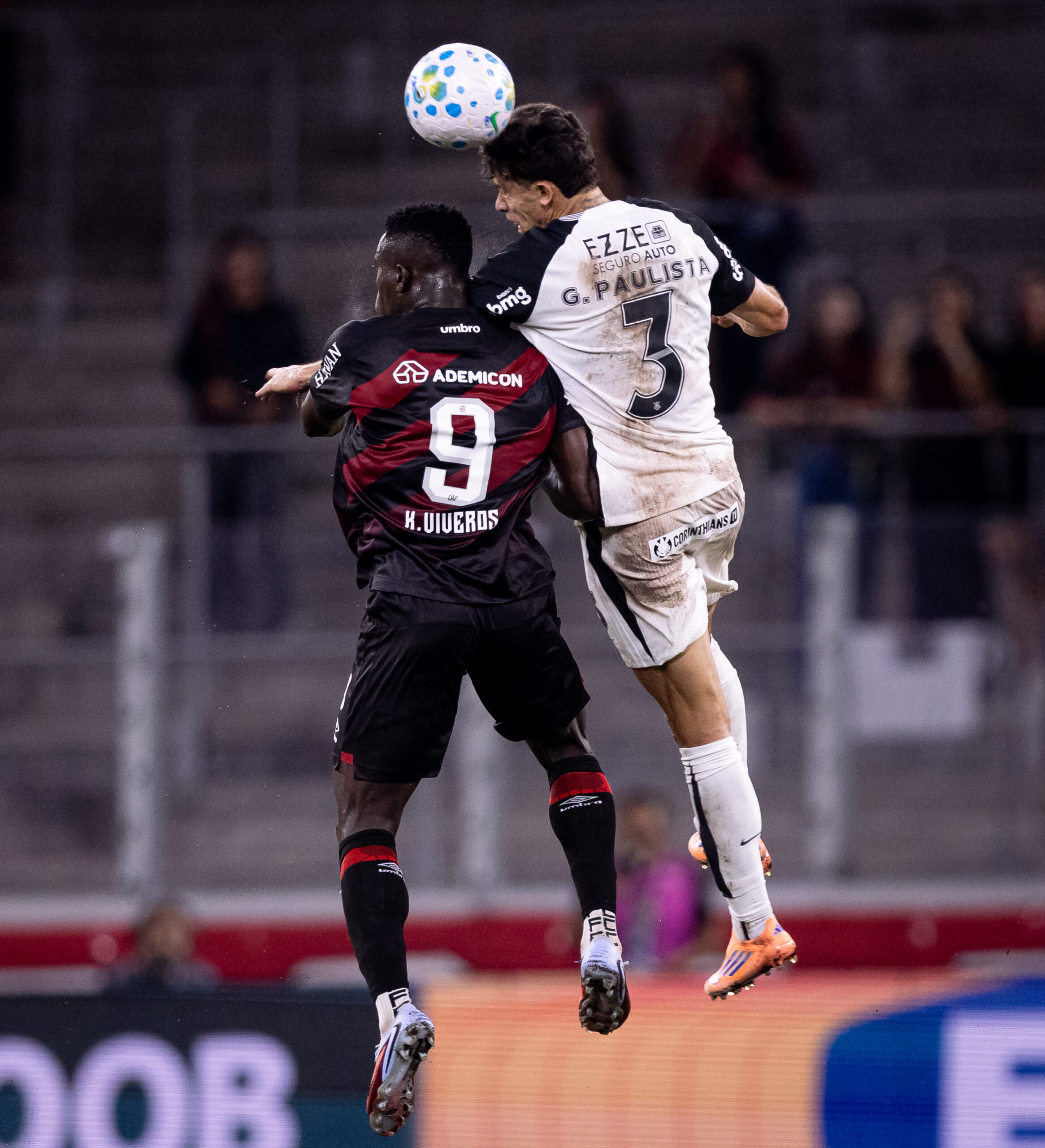 Auxiliar de Dorival é expulso por xingamentos à arbitragem contra o Athletico-PR