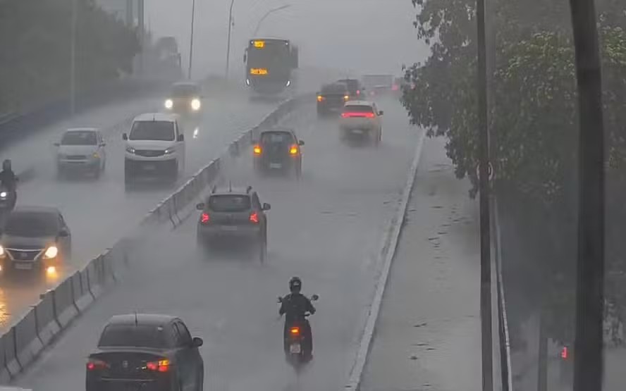 Rio entra em alerta severo para chuva forte neste sábado