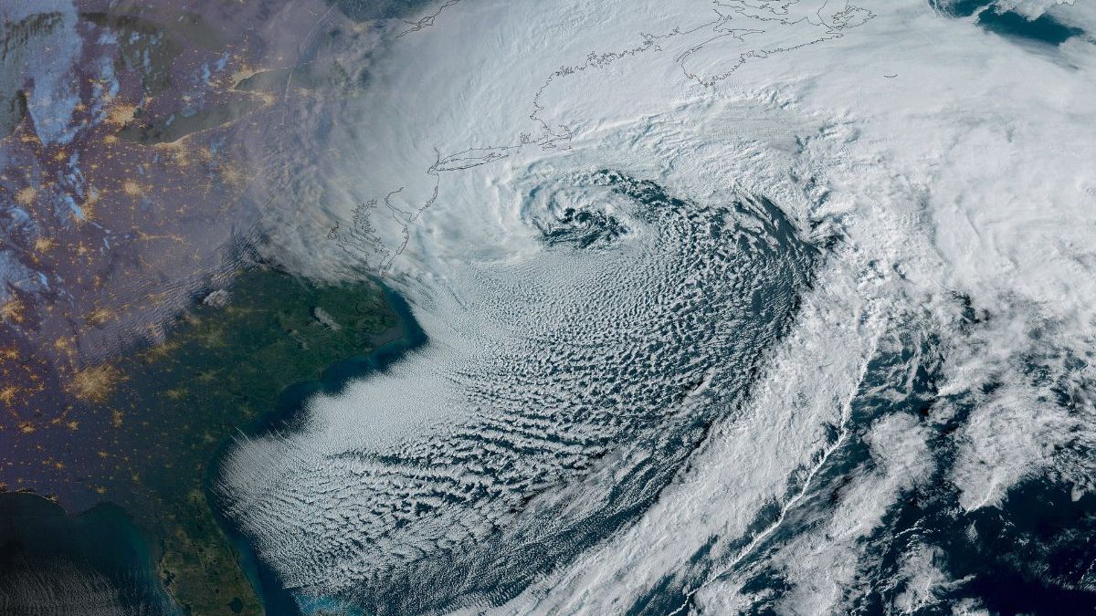 Ciclone-bomba provoca tempestade histórica de neve e ventos nos EUA
