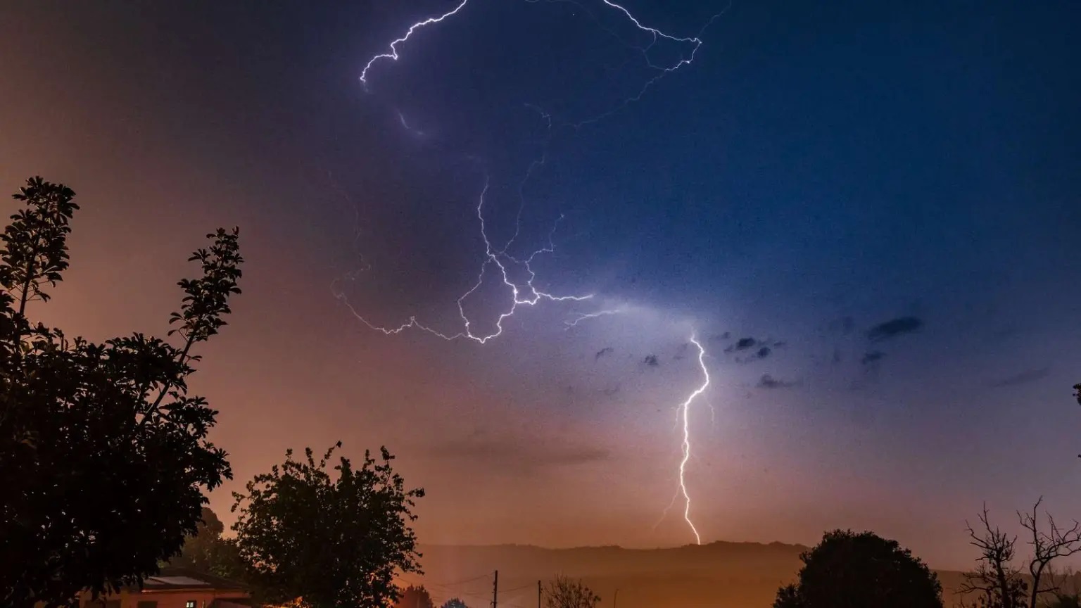 Frente fria traz chuva forte e alivia calor extremo no Sul
