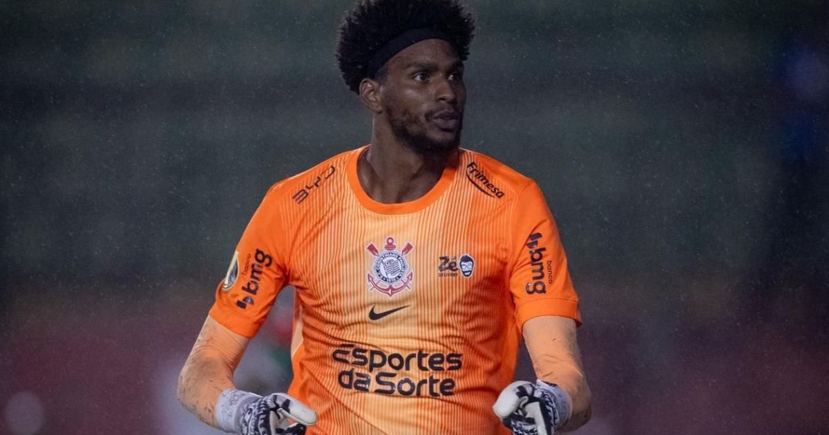 Hugo Souza sofre ataques racistas após classificação do Corinthians