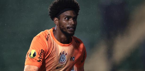 Hugo Souza condena fala machista e se solidariza com árbitra Daiane