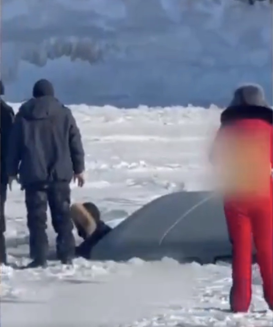 Ônibus turístico cai e afunda 18 m no lago Baikal, na Sibéria