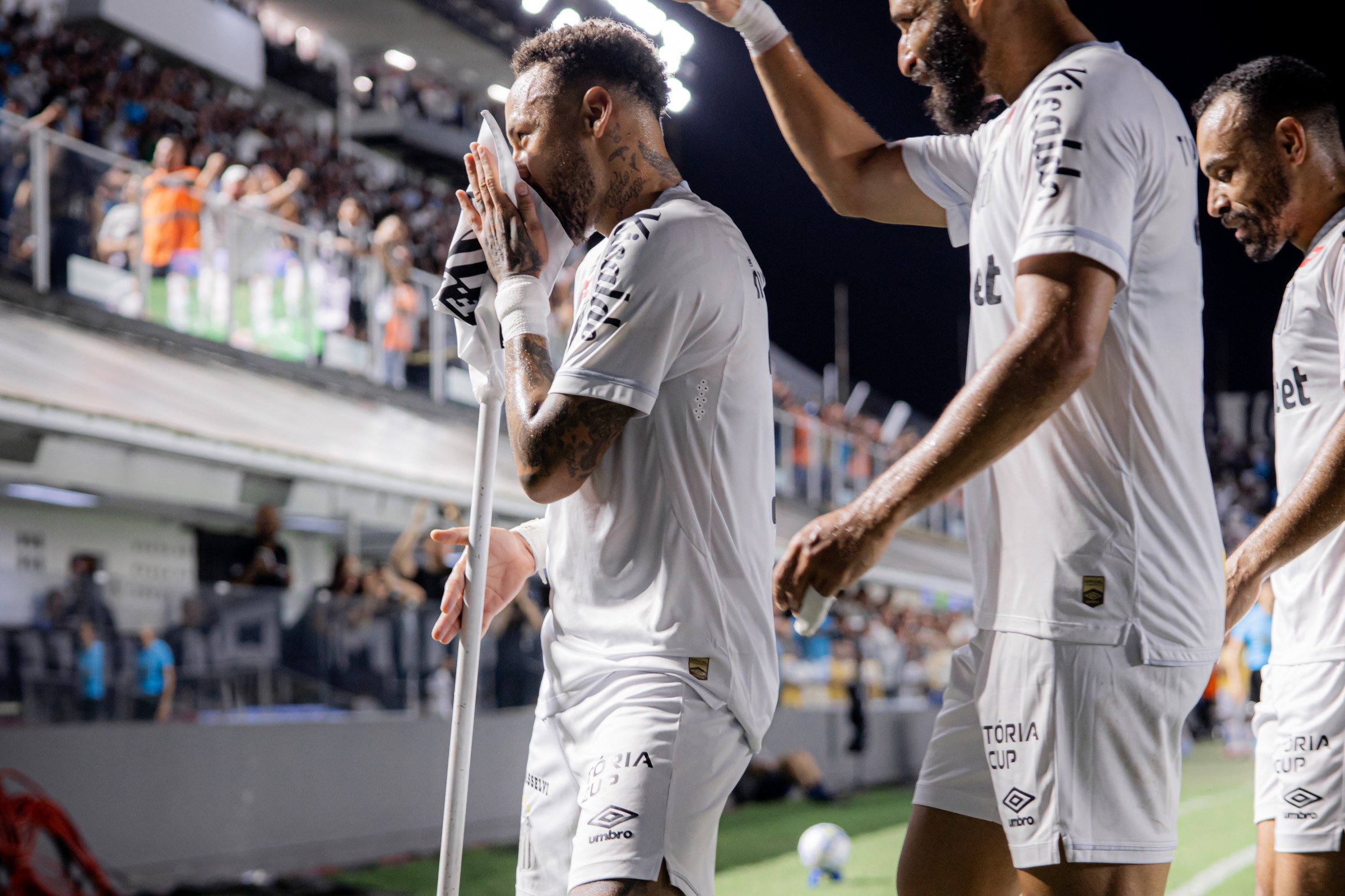 Neymar chega a 151 gols e entra no top-10 de artilheiros do Santos