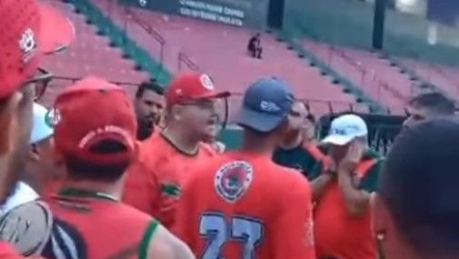 Torcida do Velo invade treino, cobra elenco e confronta diretoria