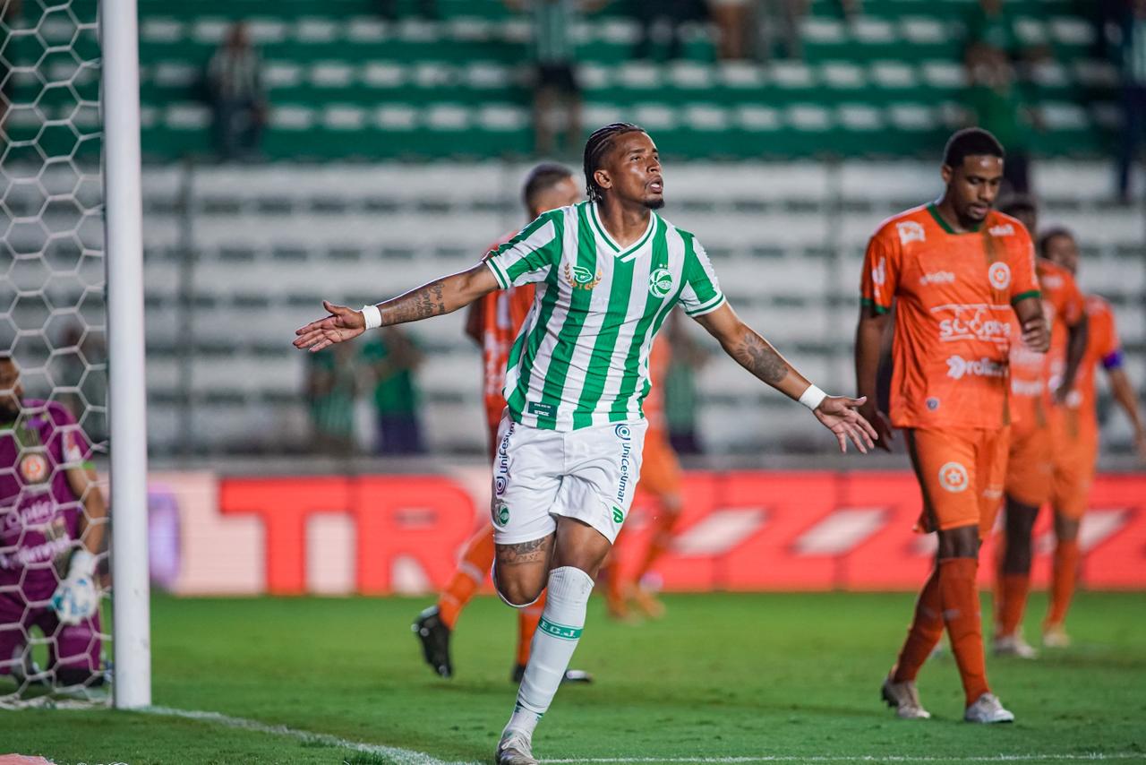 Ex-Fluminense brilha como MP e faz dois na goleada do Juventude