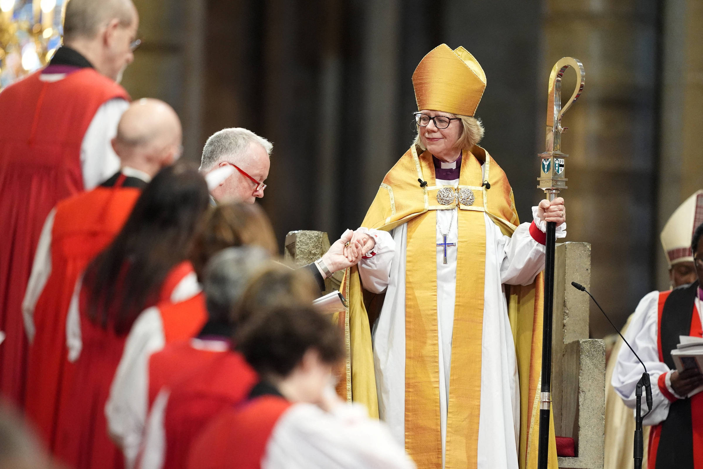 Sarah Mullally assume Canterbury e rompe barreira de 500 anos