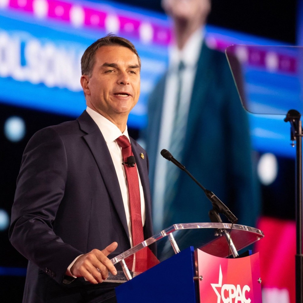 Flávio Bolsonaro exalta Trump 2.0 e se lança como opção moderada em 2026