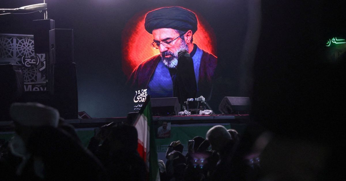 EUA pressionam novo líder do Irã a rejeitar bomba nuclear em meio à guerra