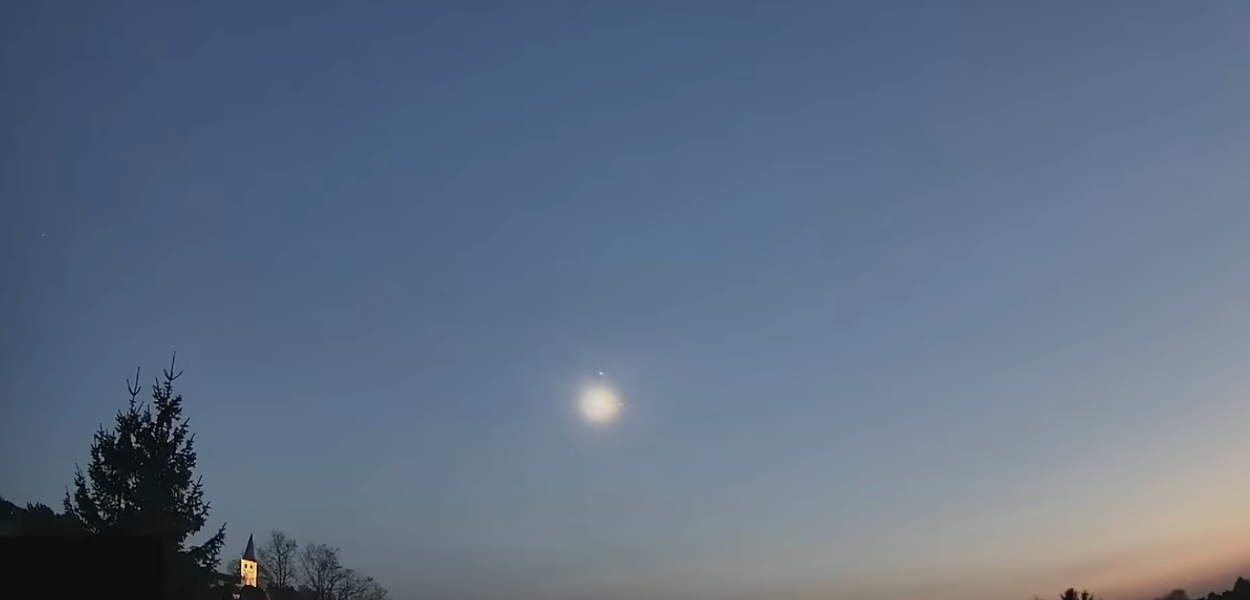 Meteorito cruza céu da Europa e atinge casa na Alemanha sem feridos