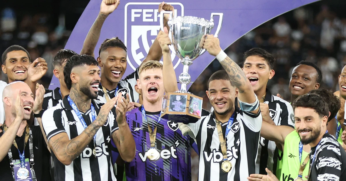 Justino ergue taça e simboliza força da base na conquista da Taça Rio