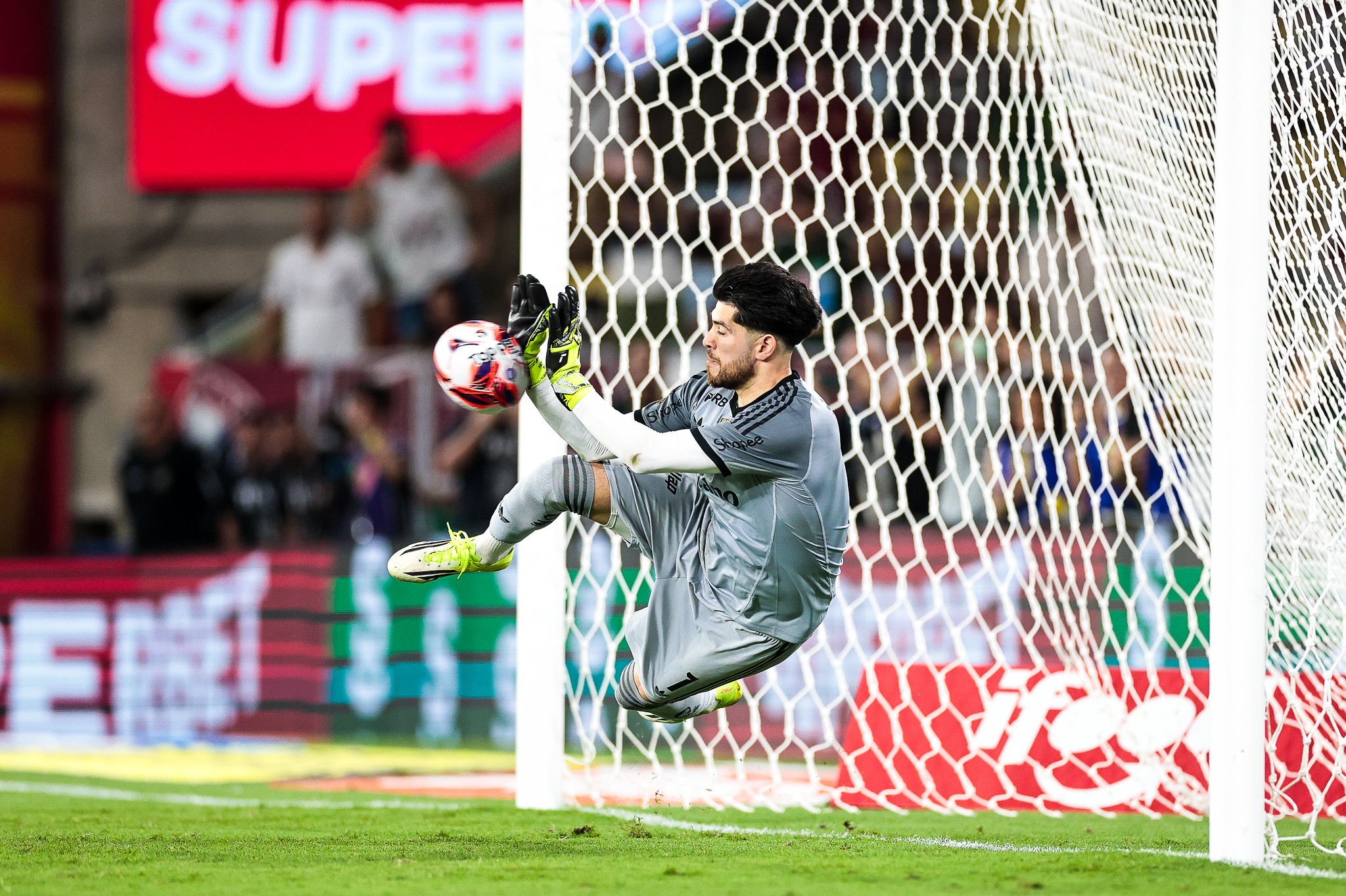 Rossi supera rivais e vira especialista em pênaltis no Flamengo