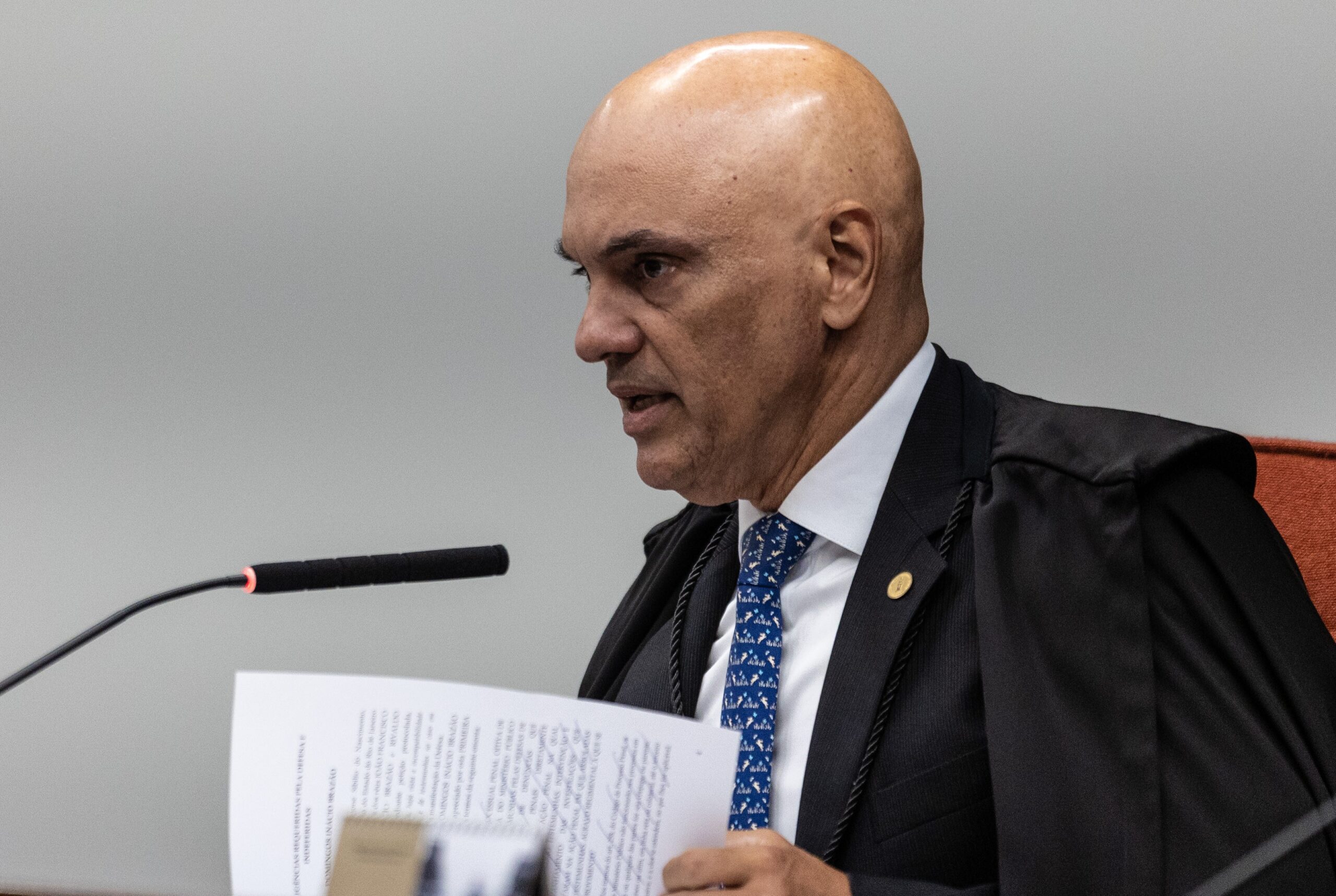 Mensagens entre Moraes e dono do Master expõem nova crise no STF