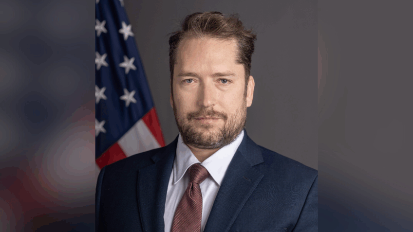 Defesa de Bolsonaro pede ao STF visita reservada de assessor de Trump