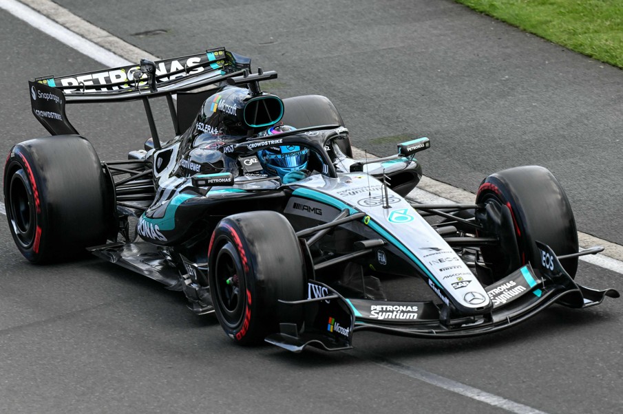 Russell larga na frente e Verstappen cai para 20º no GP da Austrália