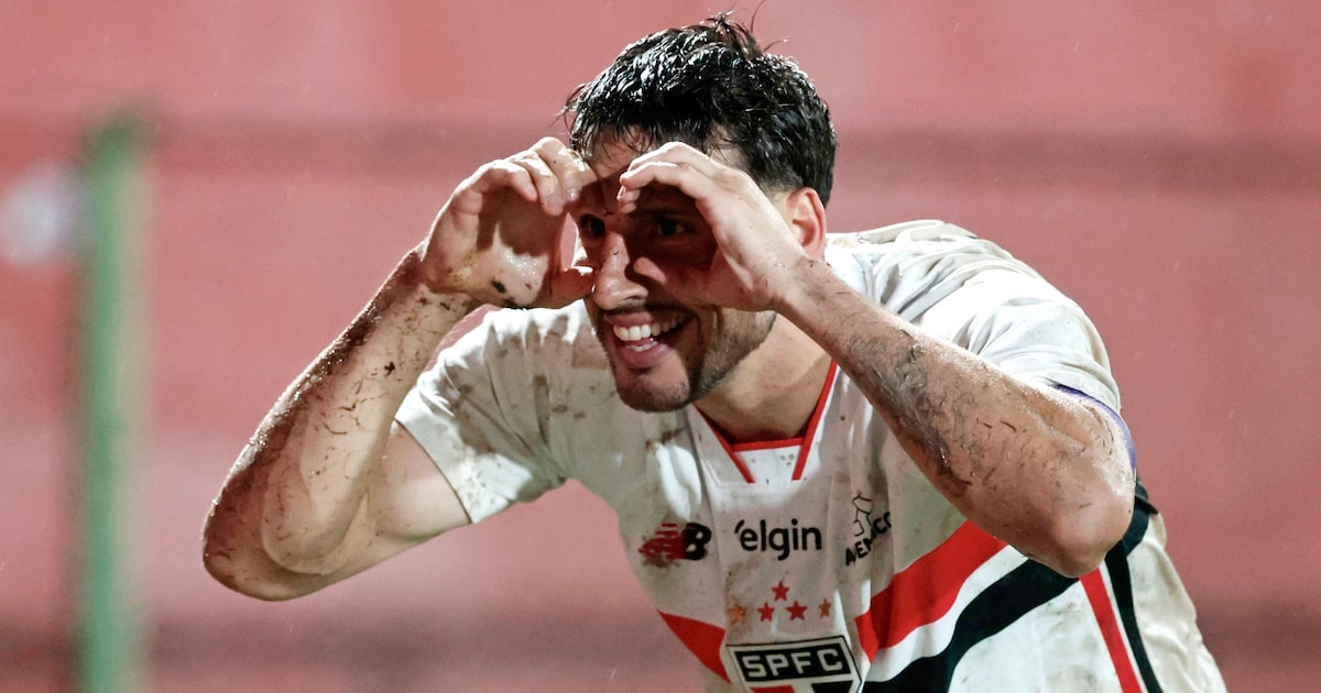 São Paulo vence a Chapecoense e assume liderança do Brasileirão