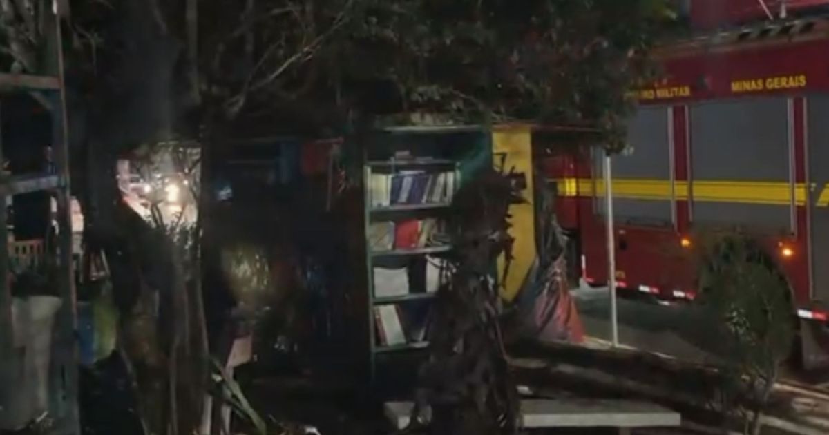 Incêndio criminoso destrói biblioteca comunitária em BH