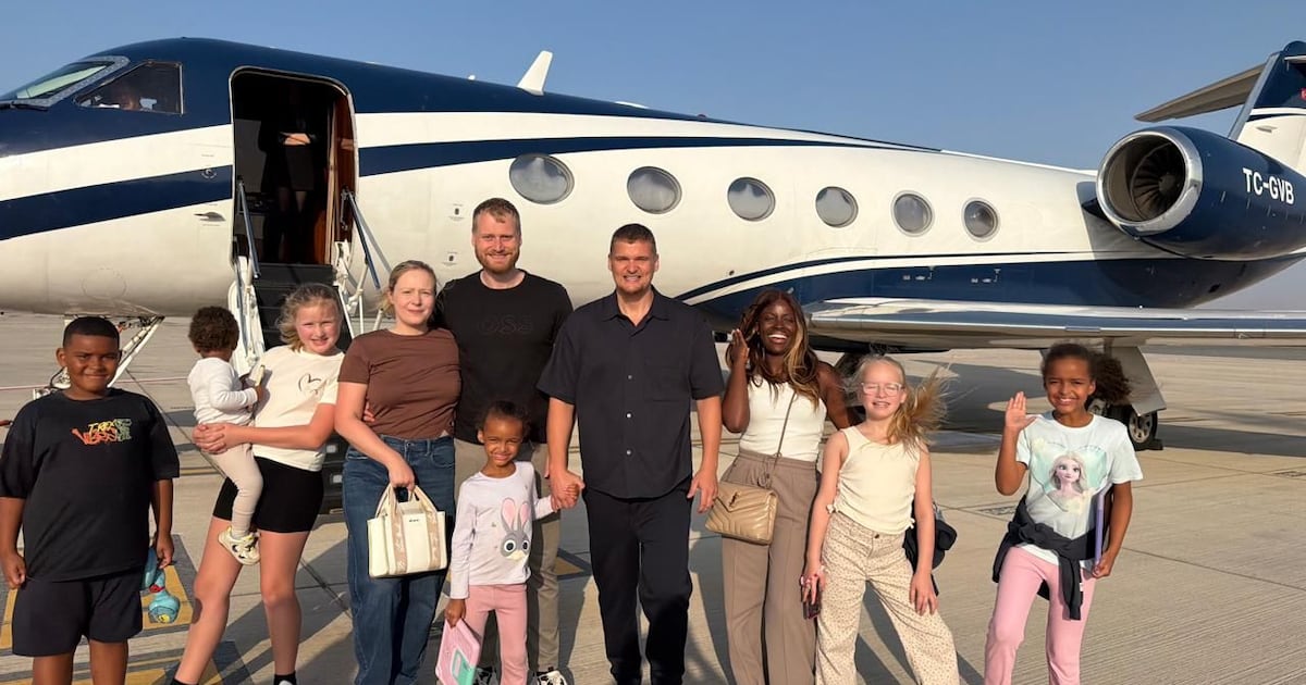 Ricos fogem da guerra no Oriente Médio em jatinhos e comboios de luxo