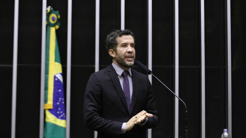 Janones cobra reação da esquerda e diz que “amor não venceu porra nenhuma”