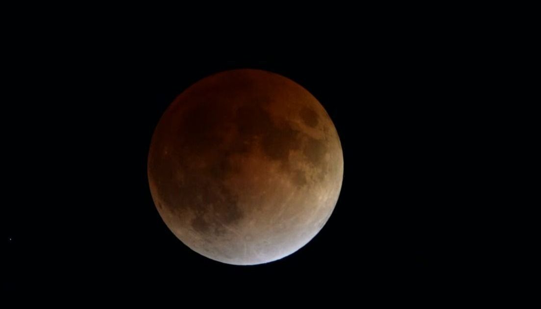 Lua de Sangue encerra série de eclipses totais e antecipa novos espetáculos no céu