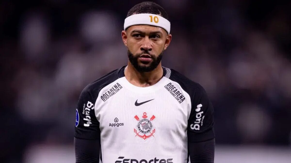 Depay é denunciado ao STJD por uso de celular em Corinthians x Flamengo