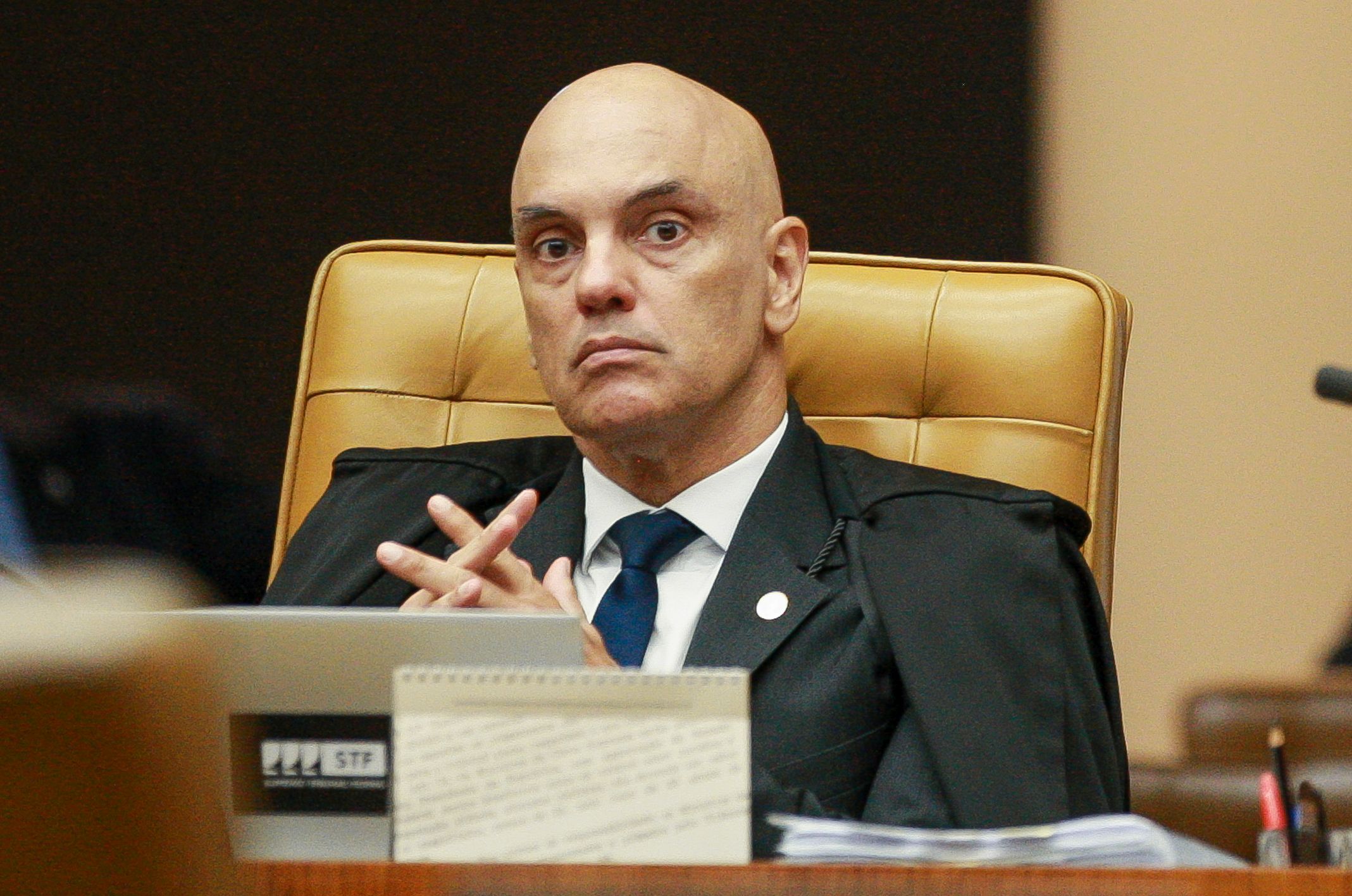 Mensagens e viagens põem em xeque versão de Moraes no Caso Master