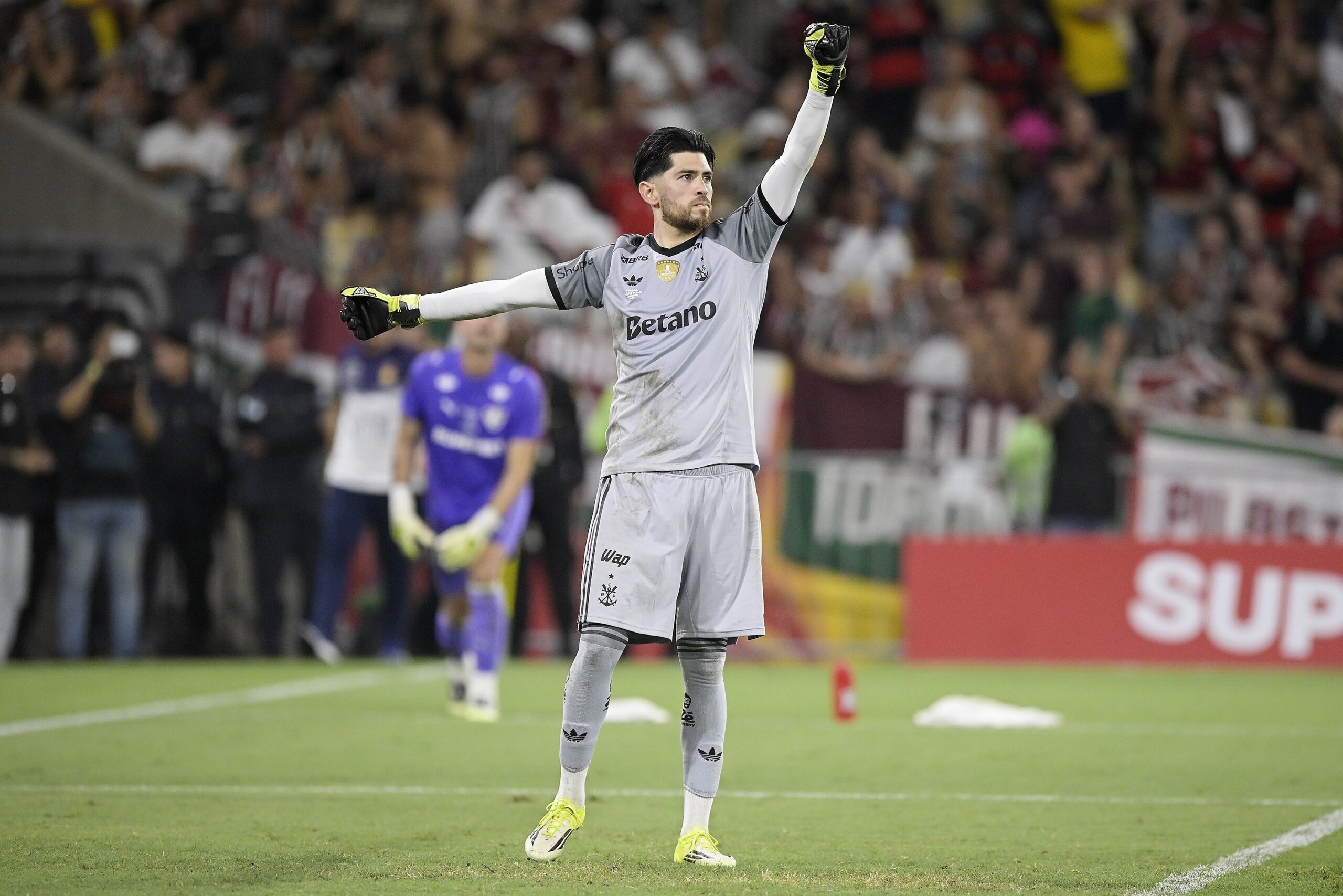 Rossi decide nos pênaltis, dedica título a Filipe Luís e critica demissão