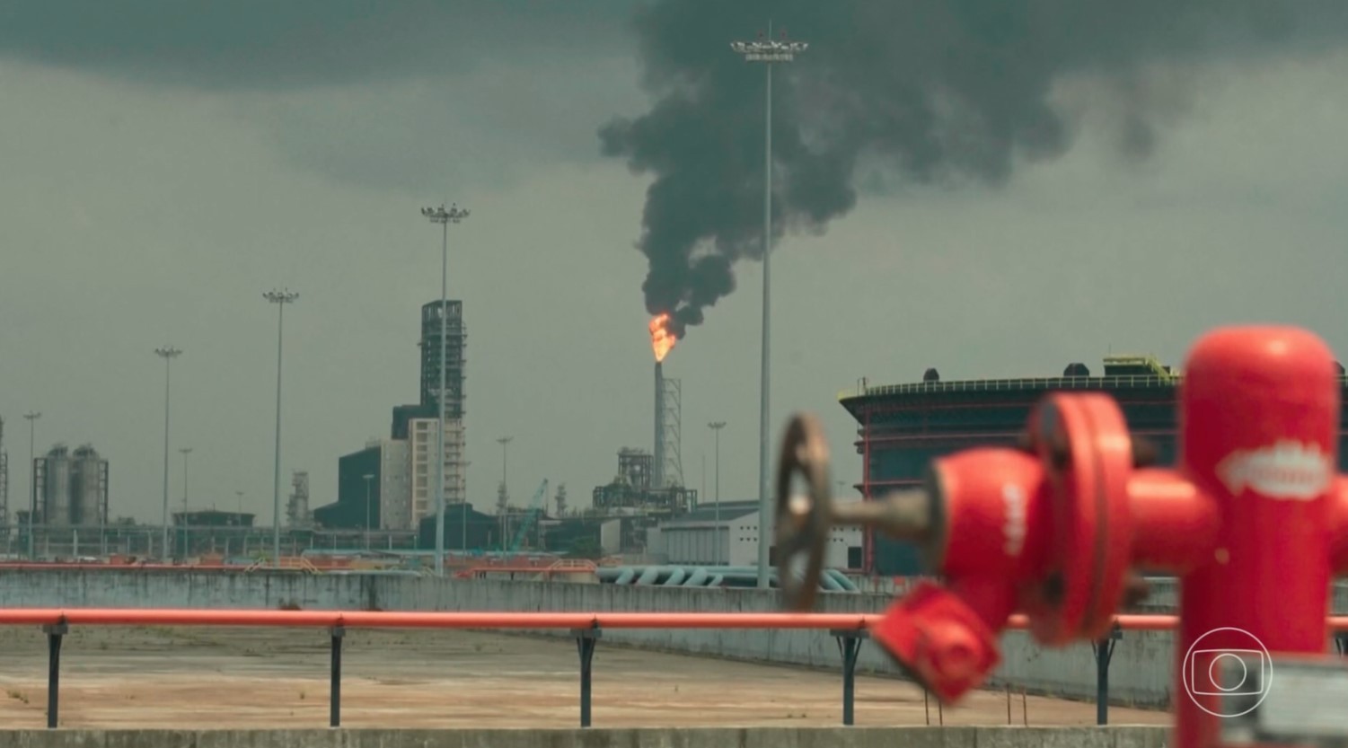 Irã autoriza passagem de 20 petroleiros pelo estreito de Ormuz