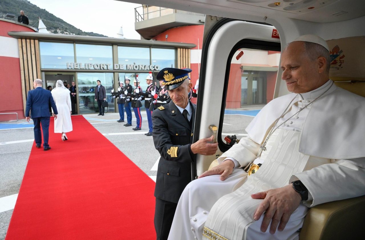 Papa Leão XIV retorna ao Vaticano após visita a Mônaco