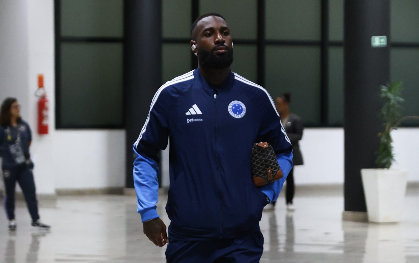 Gerson é surpreendido por oficial de justiça em disputa entre Cruzeiro e Flamengo