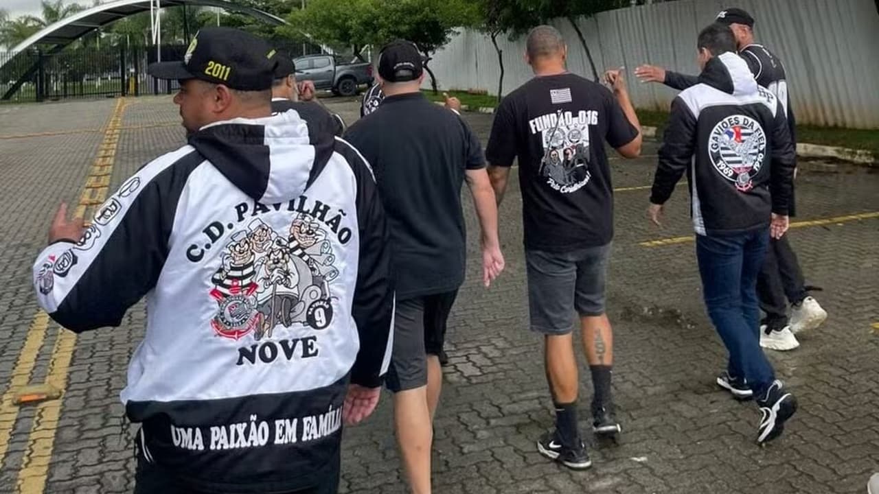 Organizadas cobram elenco do Corinthians em reunião no CT
