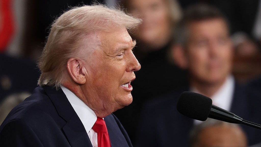 Trump sinaliza disposição para negociar com Irã e critica novo líder