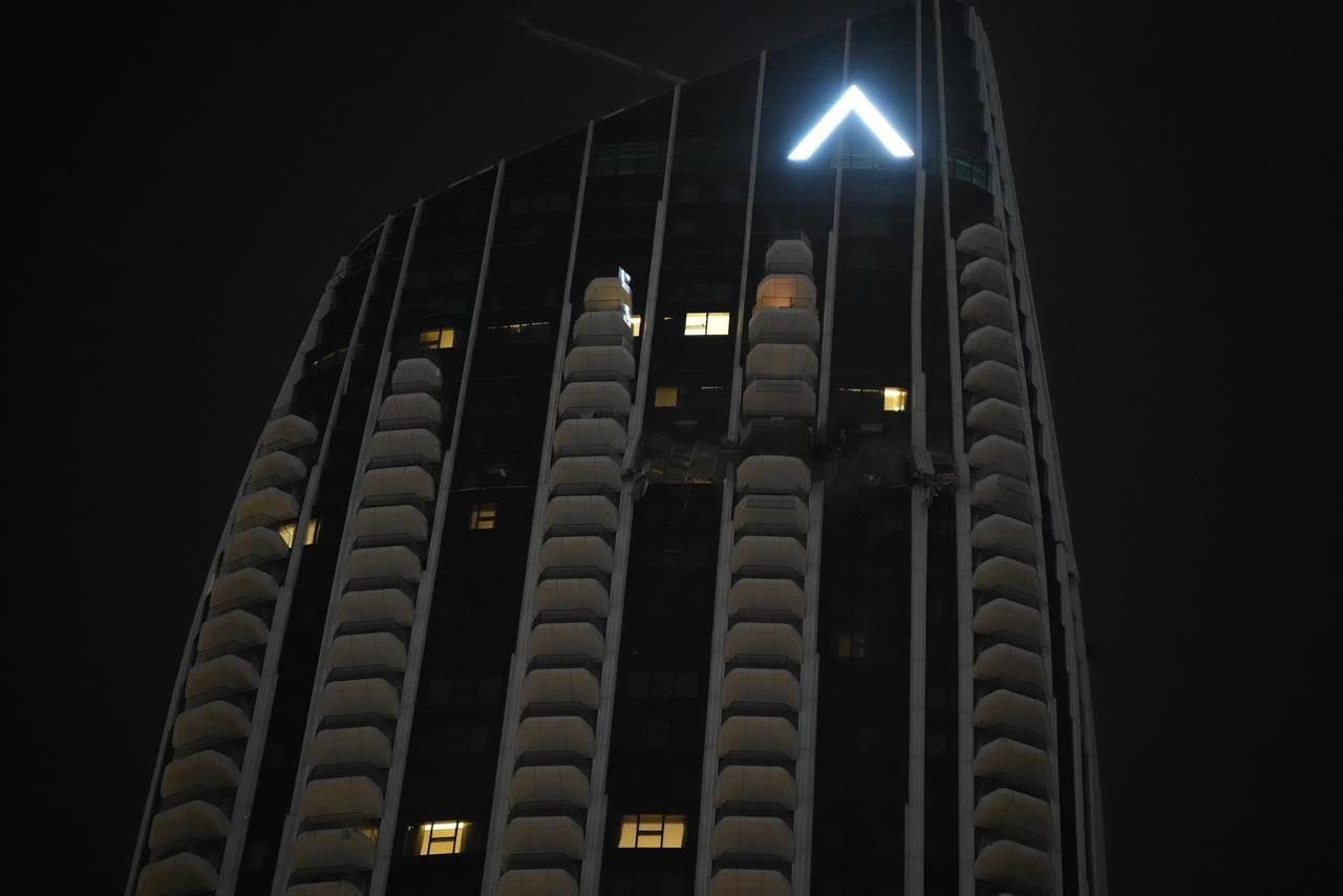 Drone iraniano atinge torre de luxo em Dubai e acende alerta regional