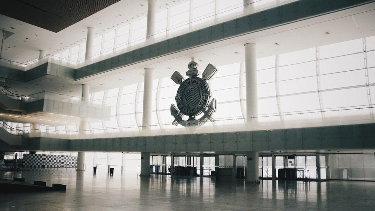 Vitória supera Corinthians e anuncia artilheiro Renê por empréstimo