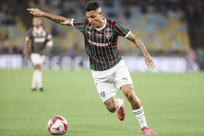 Guilherme Arana ganha força para ser titular do Fluminense
