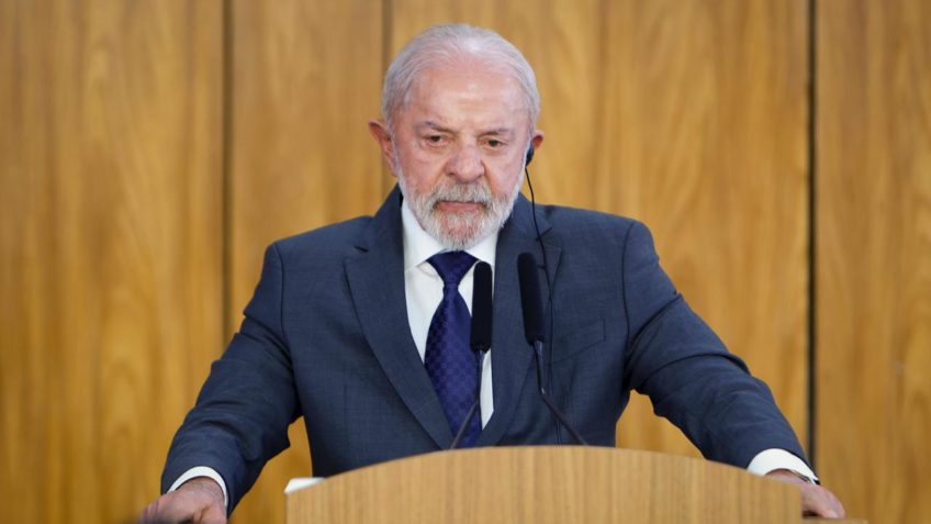 Lula defende reforço militar e ataque à dependência de potências