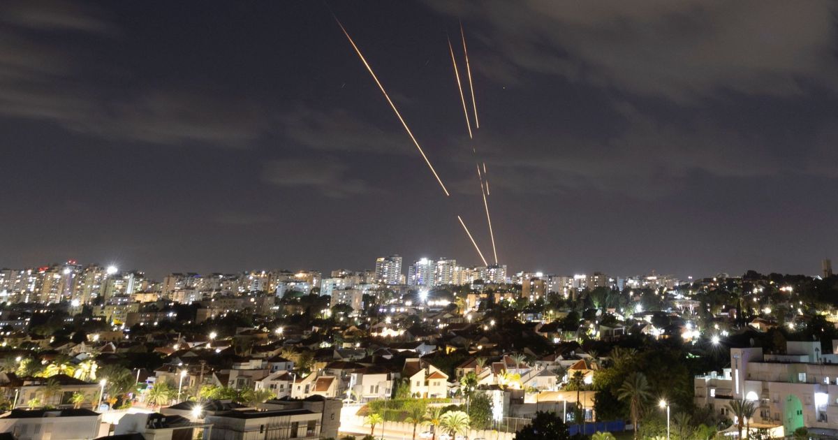 Sirenes de ataque aéreo soam em Kuwait, Bahrein e Israel após mísseis do Irã