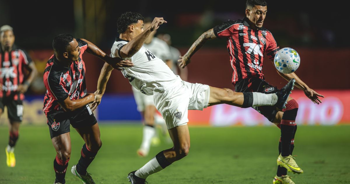 Vitória bate Atlético-MG, sai do Z4 e homenageia Wagner Moura