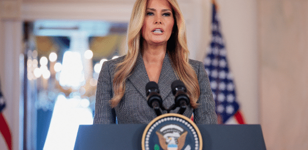Melania Trump rompe silêncio sobre Epstein e desafia linha da Casa Branca